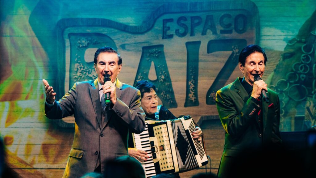 <p>Lourenço &#038; Lourival durante show no Espaço Raiz na primeira noite do Ribeirão Rodeo Music 2025 (Crédito foto: Drone JC)</p>
