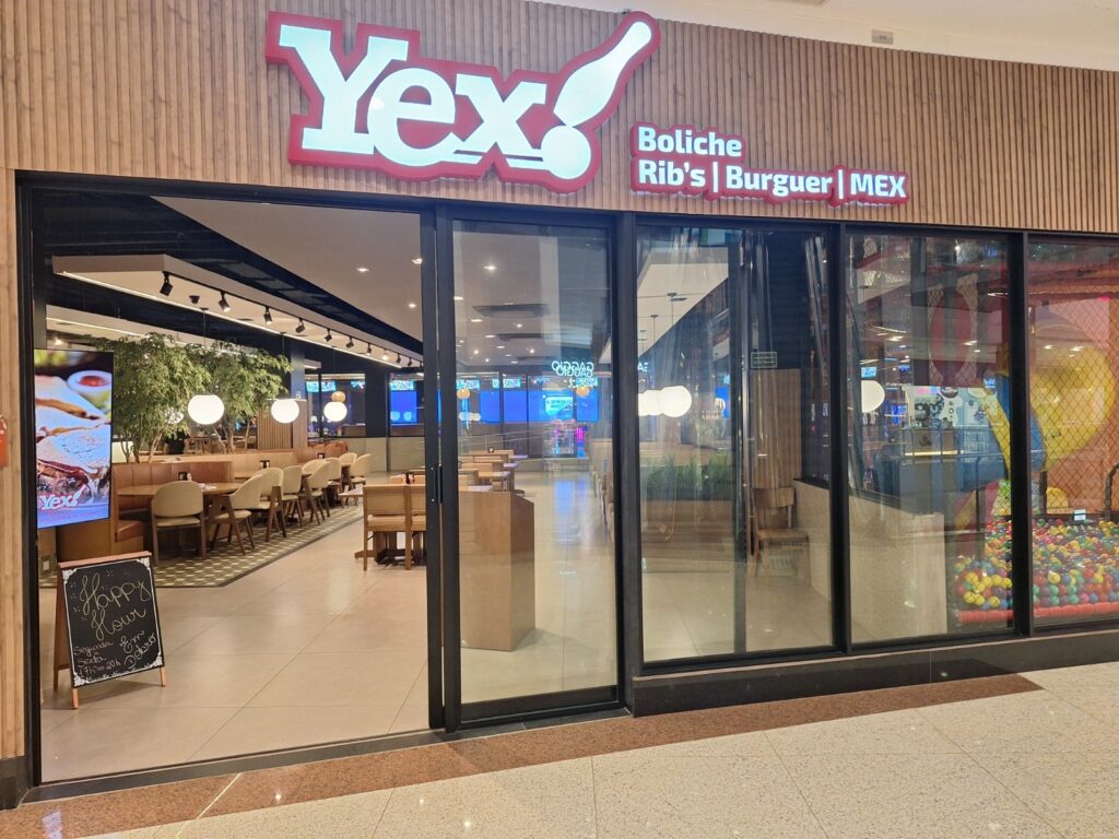 <p>O YEX! Boliche Steak &#038; House possui um cardápio variado, incluindo a famosa costela barbecue com 10 horas de cozimento. | Créditos: Divulgação/ShoppingSantaÚrsula</p>
