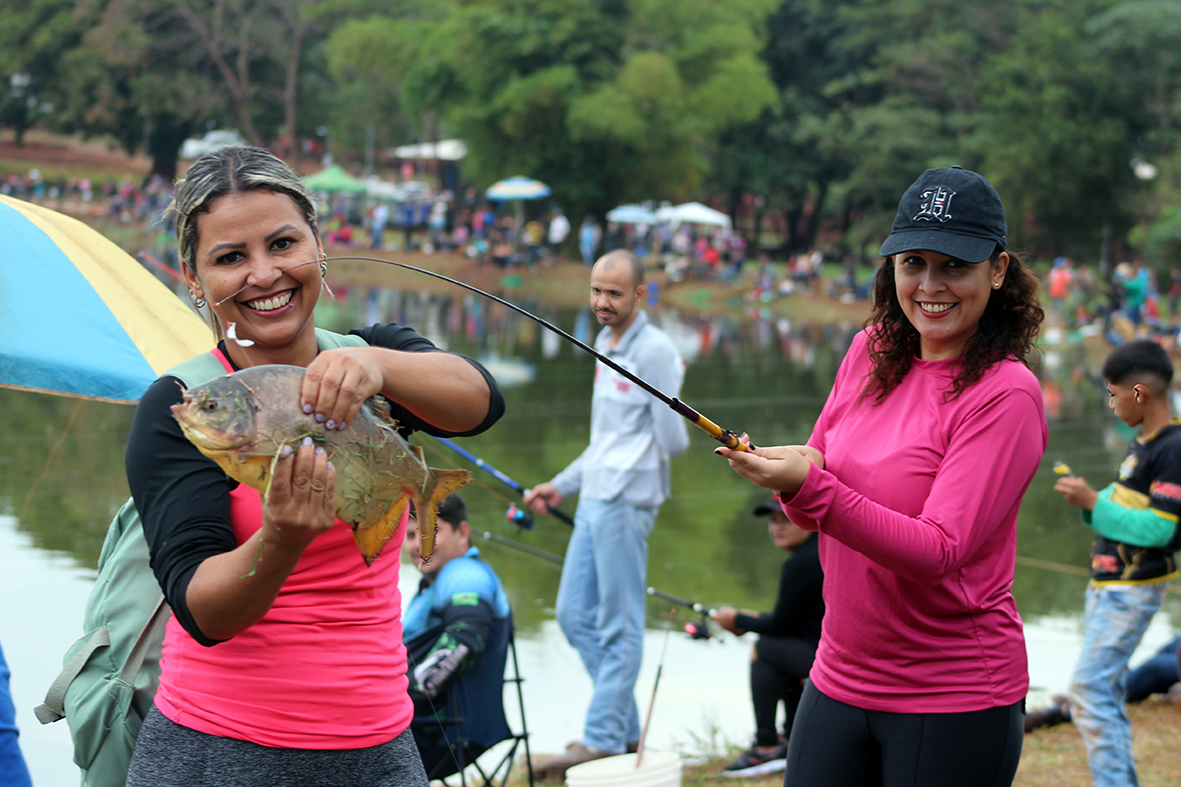 Parque Maravilha recebe centenas de pessoas para a tradicional pesca coletiva de Sexta-Feira Santa