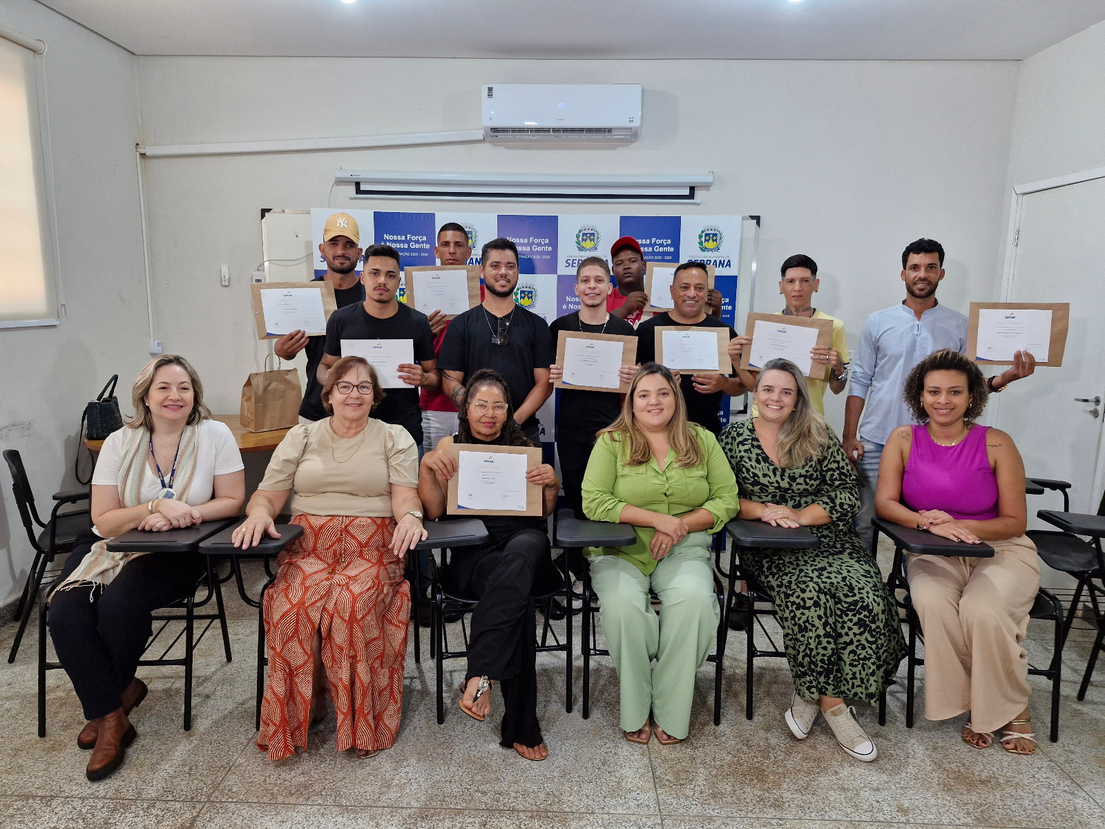 Primeira turma do curso de qualificação em barbearia se forma em Serrana