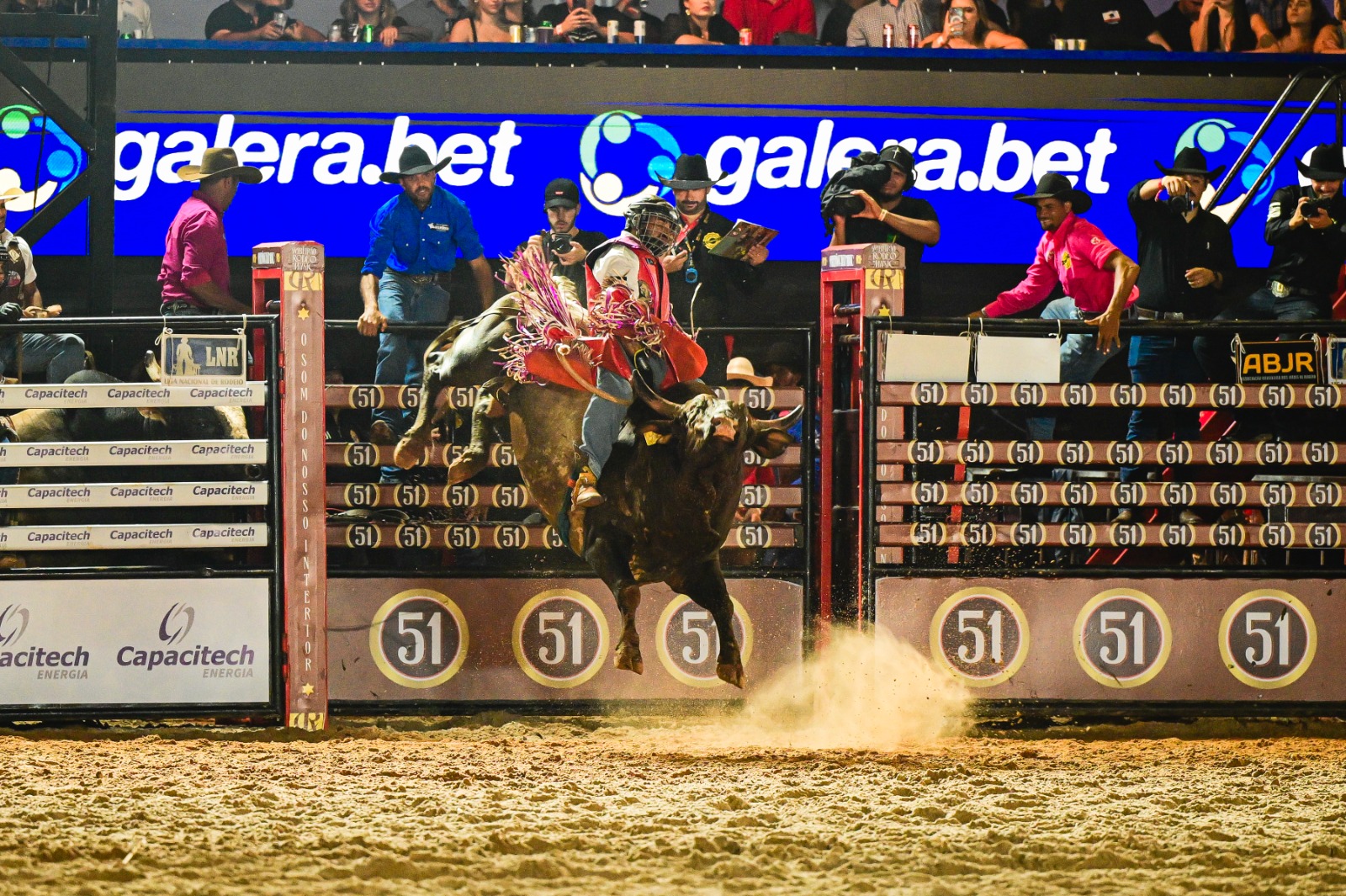 Ribeirão Rodeo Music inicia montarias em touros nesta sexta-feira, dia 2 de maio