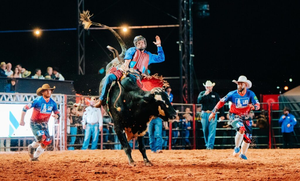 <p>Montarias em touro pela LNR revelarão campeão na noite de sábado, 3 de maio. Vencedor garante vaga para Barretos<br />
Foto: Drone JC</p>
