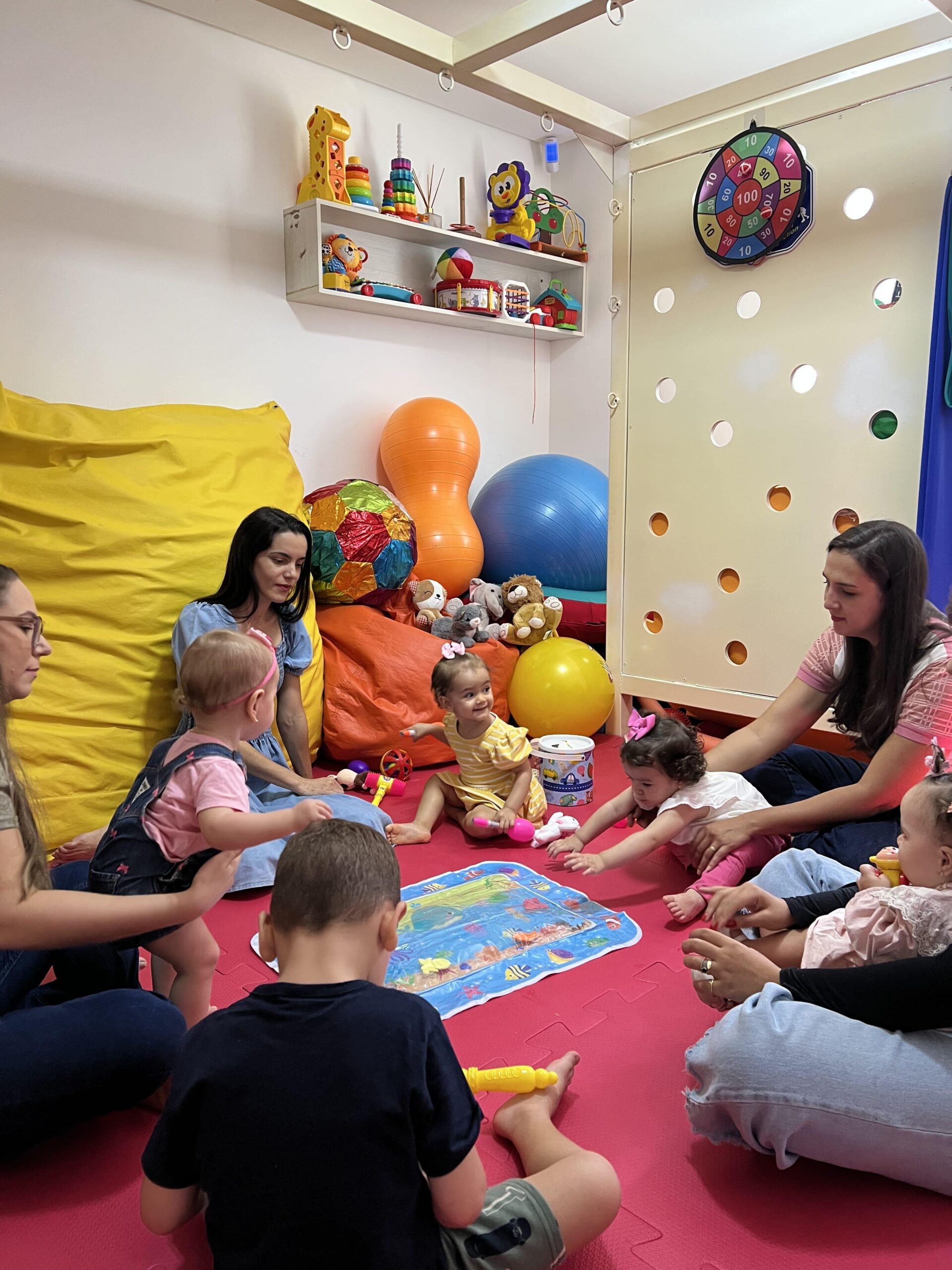 Centro de Estimulação Sensorial promove aulinhas de artes para bebês