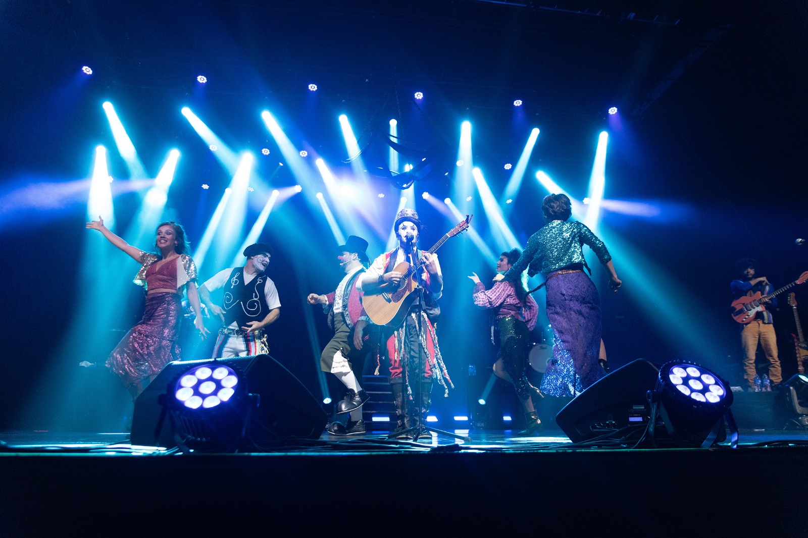 Turnê O Reencontro, da Banda O Teatro Mágico, chega a Ribeirão Preto no dia 24 de maio