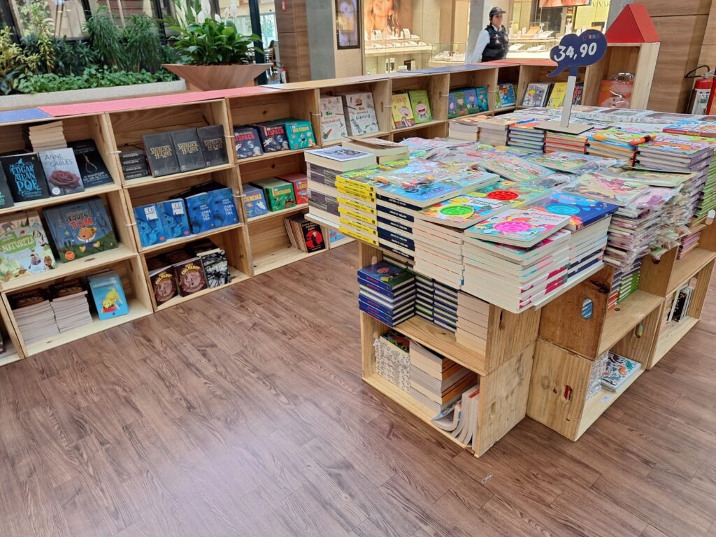 Feira de livros movimenta o ShoppingSantaÚrsula com títulos para todas as idades