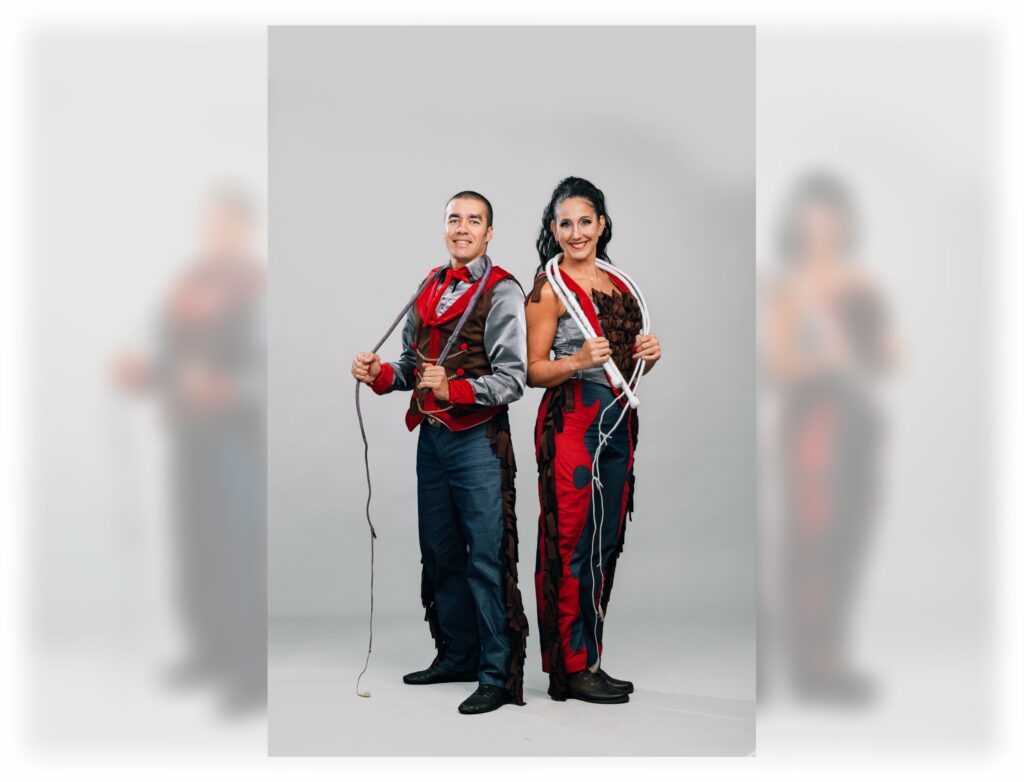 Cia Raros Circo e Teatro apresenta espetáculo no calçadão da Praça XV nesta sexta-feira (16)
