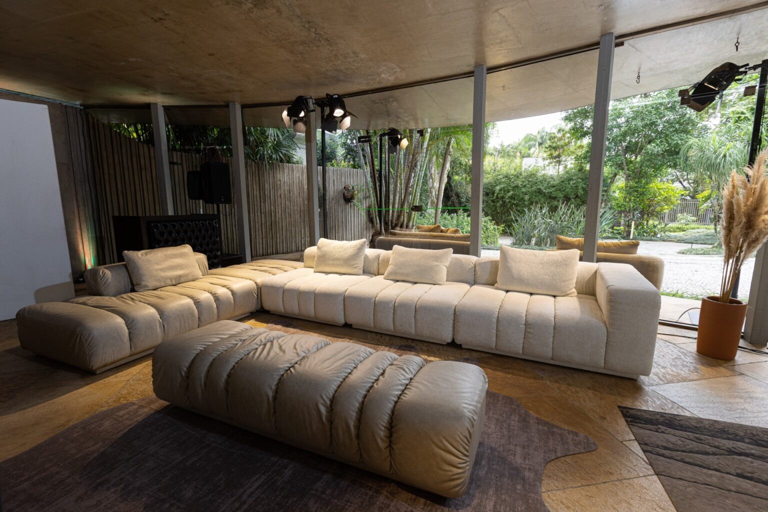 Curvas, texturas e materiais naturais marcam as tendências do mobiliário em 2025