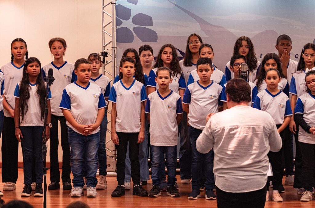 <p>Alunos do coral vão se apresentar nesta quinta-feira, 26 de junho<br />
Foto Aloander José</p>
