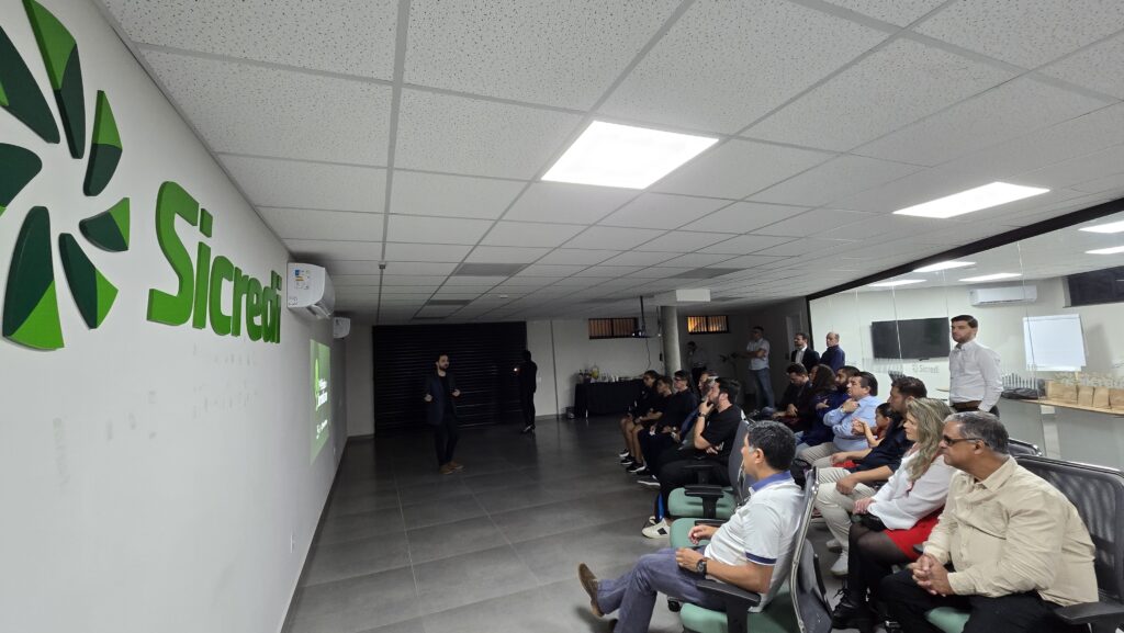 <p>Imprensa reunida na noite de segunda-feira, 09, na Agência SICREDI SOMA</p>
