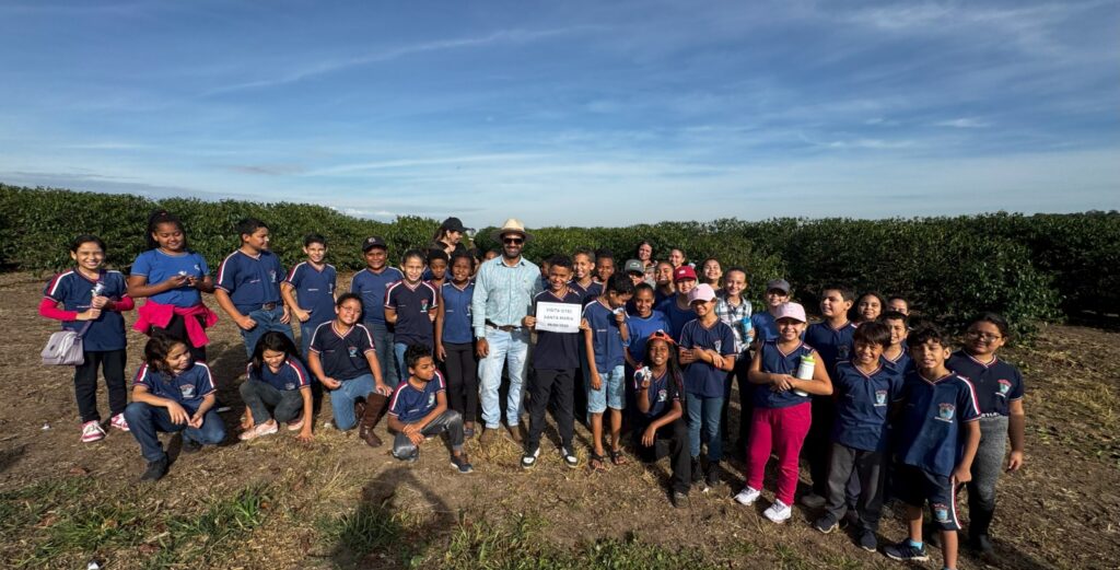Pela segunda vez, alunos de Ribeirão Corrente visitam propriedade de Rafael Stefani para vivência sobre o café