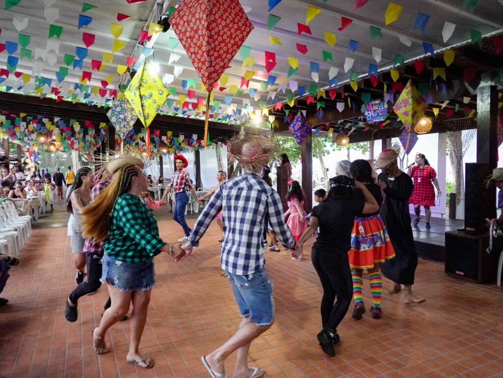 Arraiá pé na areia: Resort Arcobaleno, em Porto Seguro, se destaca por organizar festas juninas com uma pitada de baianidade