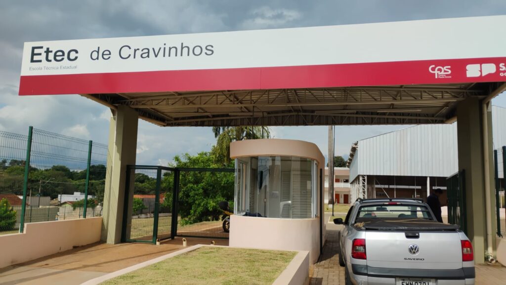 Criar Redação estimula leitura com doação de livros à Etec de Cravinhos