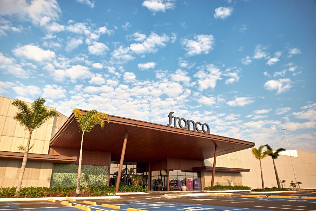 <p>Inaugurado em outubro de 1993, o Franca Shopping é um centro de compras e entretenimento, é open mall e possui um icônico lago interno</p>
<p>Foto: Divulgação</p>

