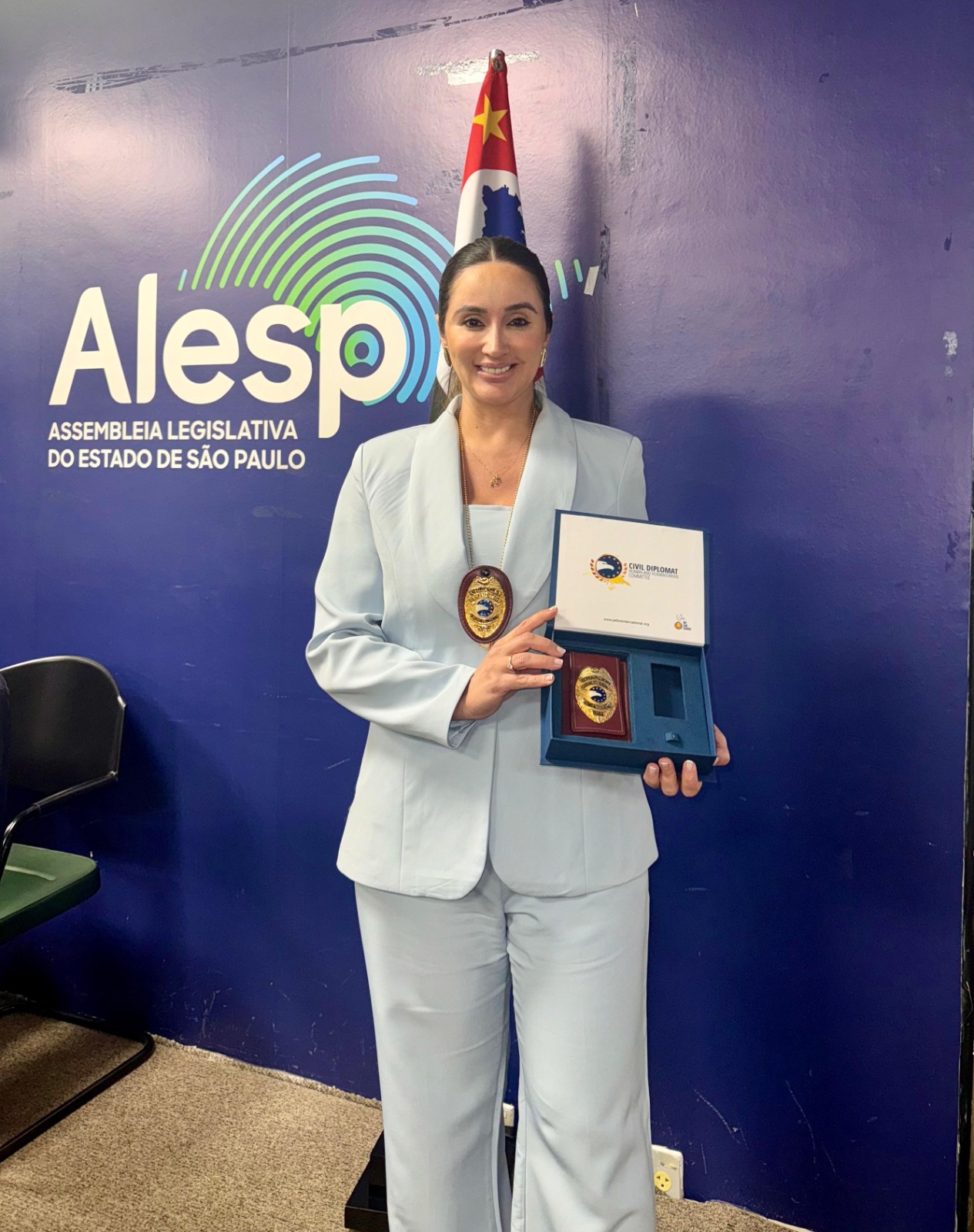 Psicóloga Juliana Moura recebe título de Diplomata Civil Humanitária Internacional na Alesp