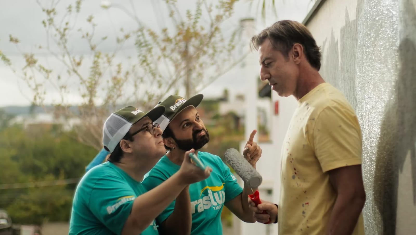 Brasilux estreia novo filme com árbitro Raphael Claus, valorizando o pintor profissional