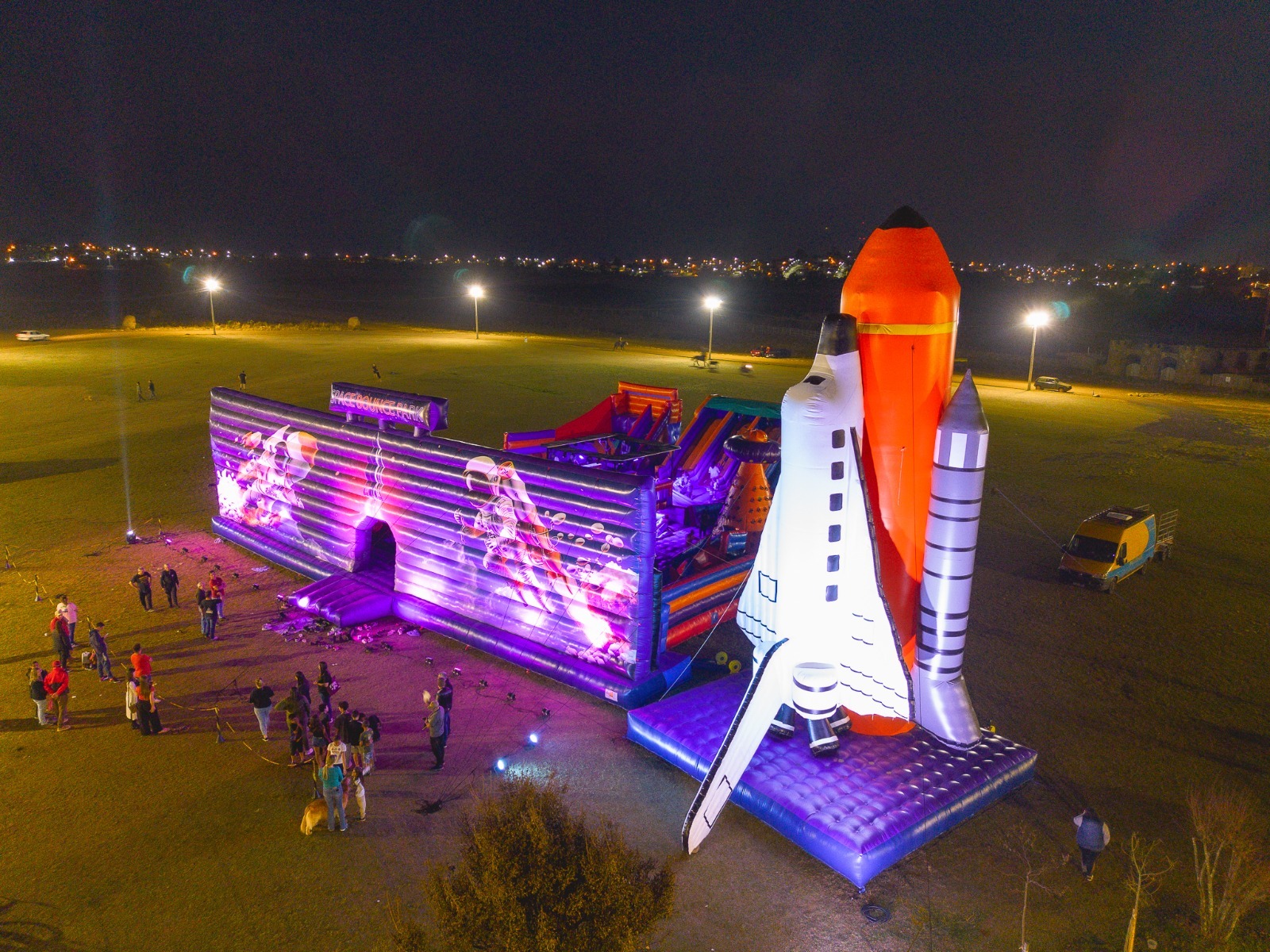 Férias de julho: Resort Le Canton inova e oferece aos hóspedes o Space Bounce Park, o maior parque temático inflável da Nasa