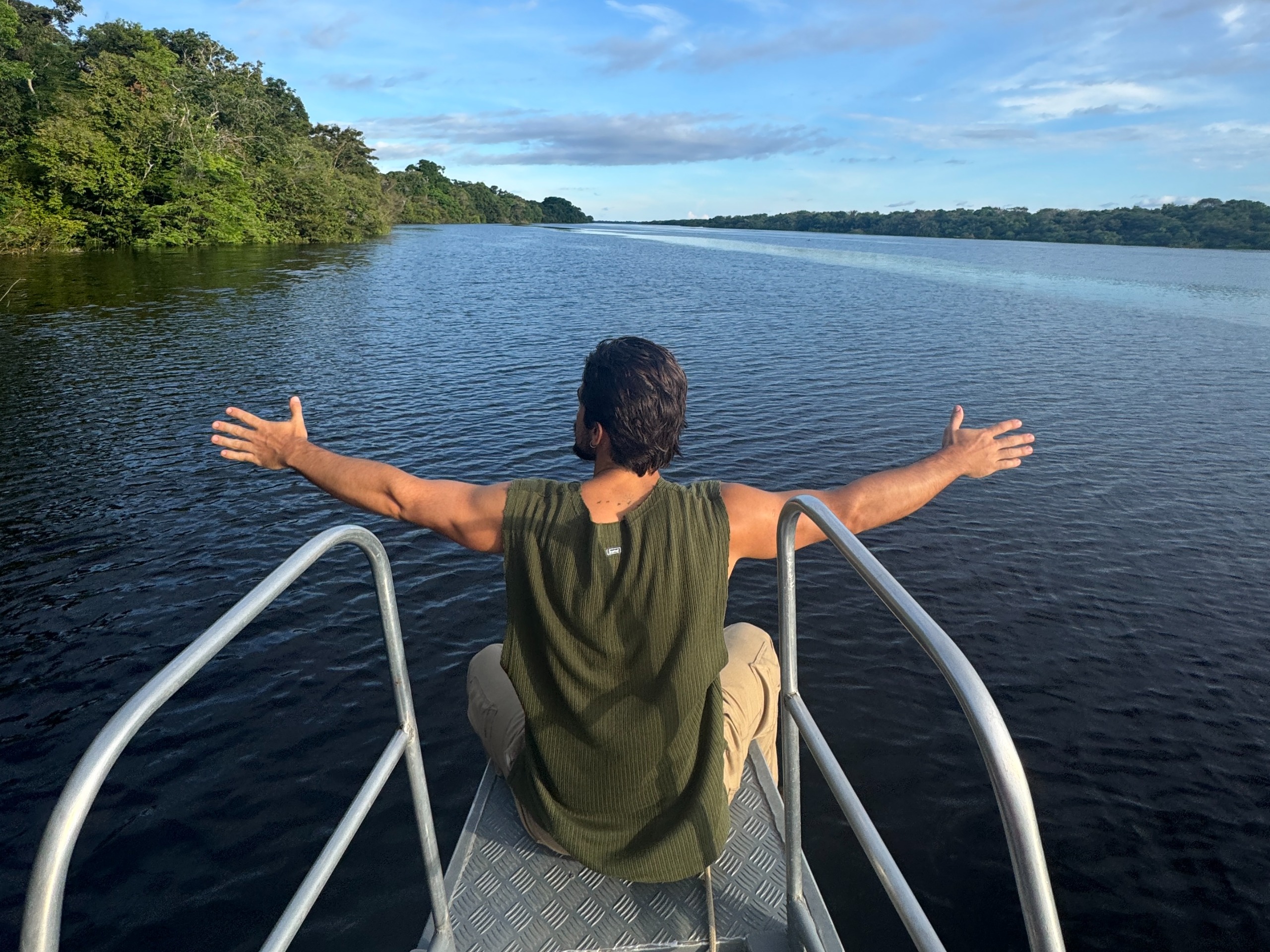 Entre cachoeiras e canções, Gabriel Gonti encontra inspiração na Floresta Amazônica