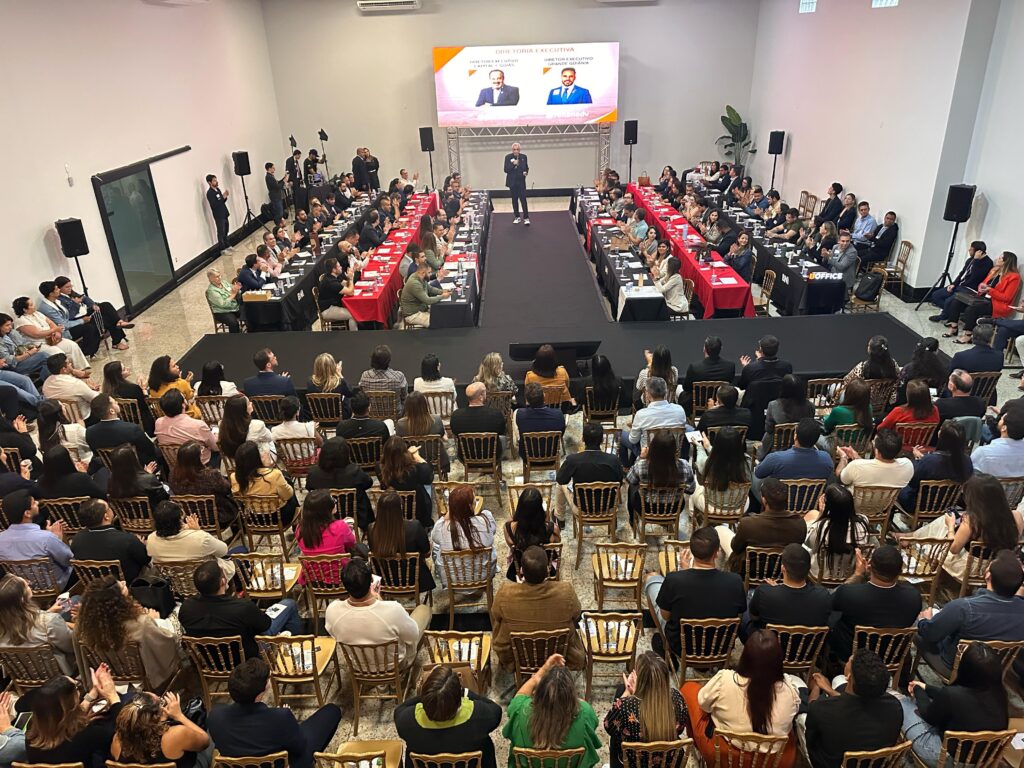 Empresários se reúnem para fazer negócios e impulsionar vendas com modelo de relacionamento de tendência mundial
