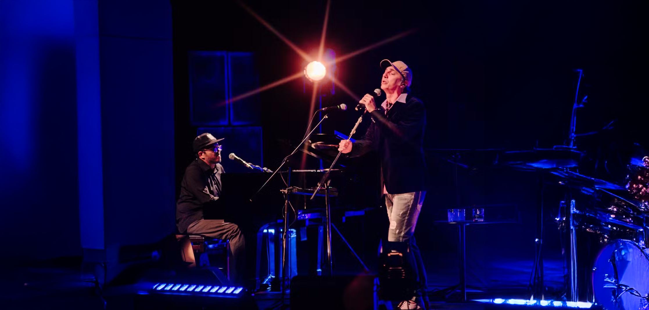 Zeca Baleiro traz show intimista ao Multiplan Hall, em Ribeirão Preto, no dia 09 de agosto