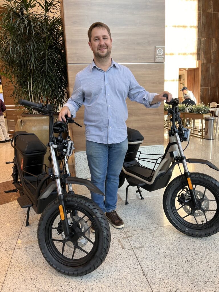 <p>Matheus Mabtum foi contemplado com duas motocicletas elétricas Bee Mini Trail acompanhadas de dois capacetes. | Crédito: Divulgação/ShoppingSantaÚrsula</p>
