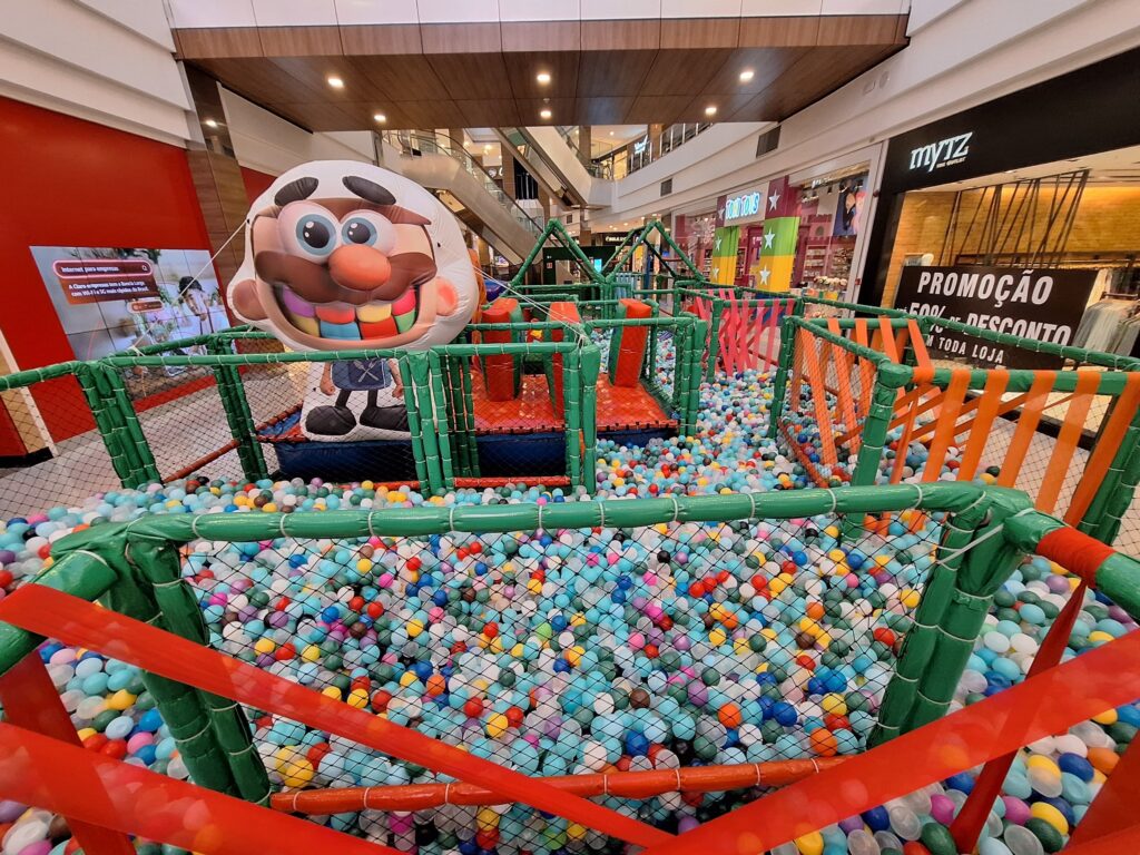 <p>Circuito conta com grande piscina de bolinhas, corredor de elásticos, escorregadores, camas elásticas e área de pintura<br />
Crédito: Divulgação/ShoppingSantaÚrsula</p>
