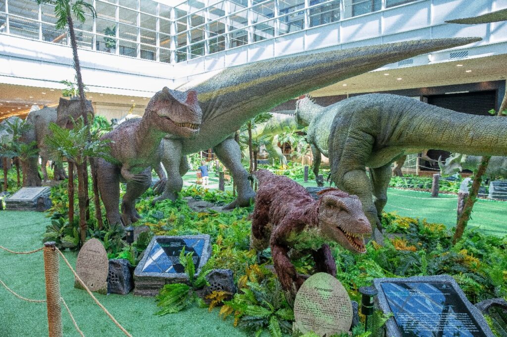 Férias escolares no RibeirãoShopping têm exposição de dinossauros, parque indoor e estreias como Jurassic World e Superman