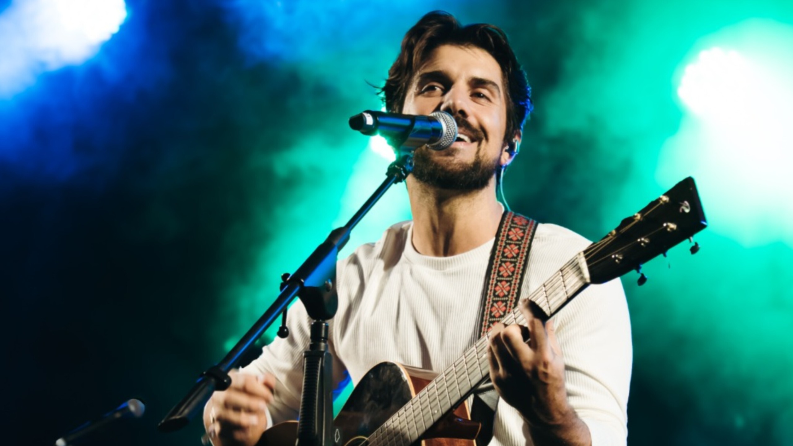 Entre o pôr do sol e o luar, Gabriel Gonti grava “De Perto” em BH
