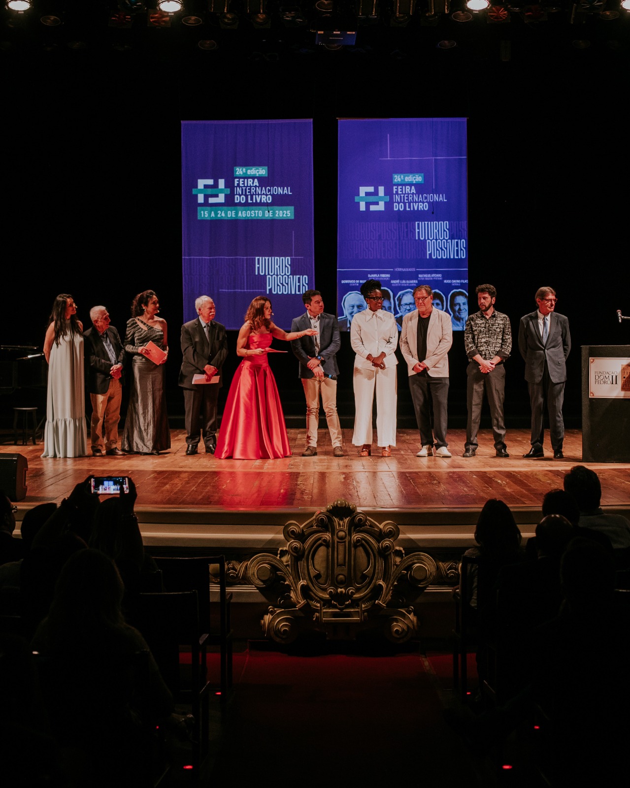24ª FIL é aberta no Theatro Pedro II com espetáculo sobre o tempo, homenagens e grandes nomes da literatura