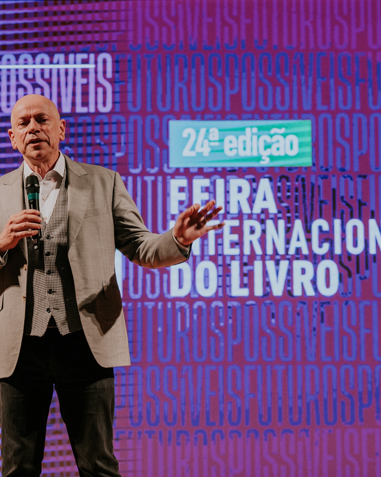 “Ler é uma revolução”, enfatizou Leandro Karnal em conferência na 24ª FIL