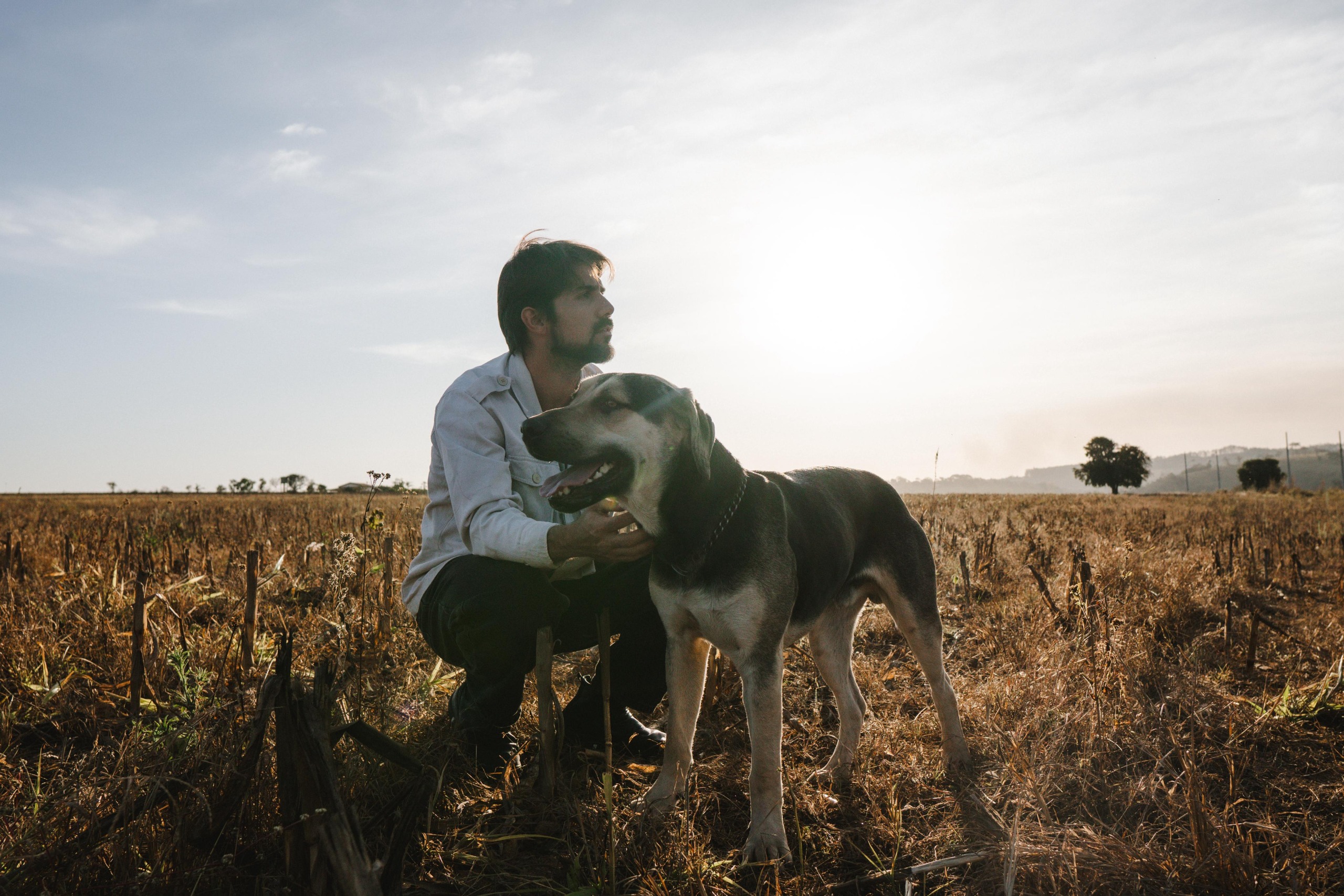 Gabriel Gonti celebra o Dia Mundial do Cachorro com o lançamento de “Canção para Meu Cachorro”