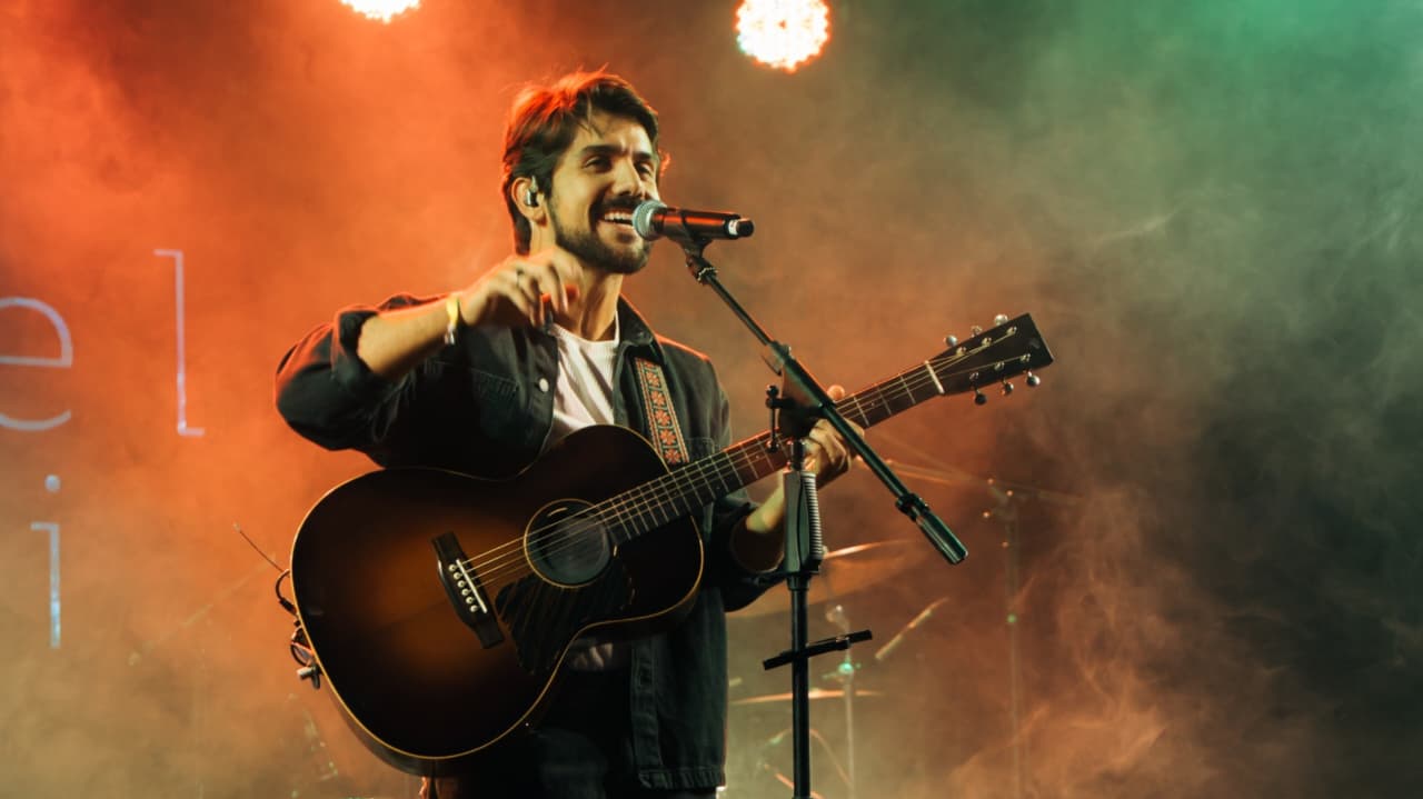Gabriel Gonti canta Jorge Ben Jor no Festival de Gastronomia de Patos de Minas