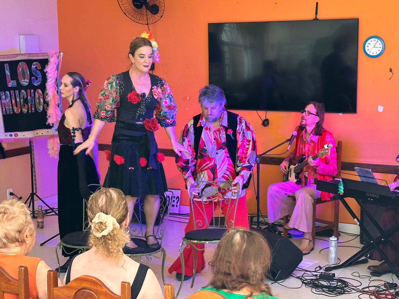 Grupo Los Muchos cria pontes entre gerações com teatro em ILPIs e leva história às telas