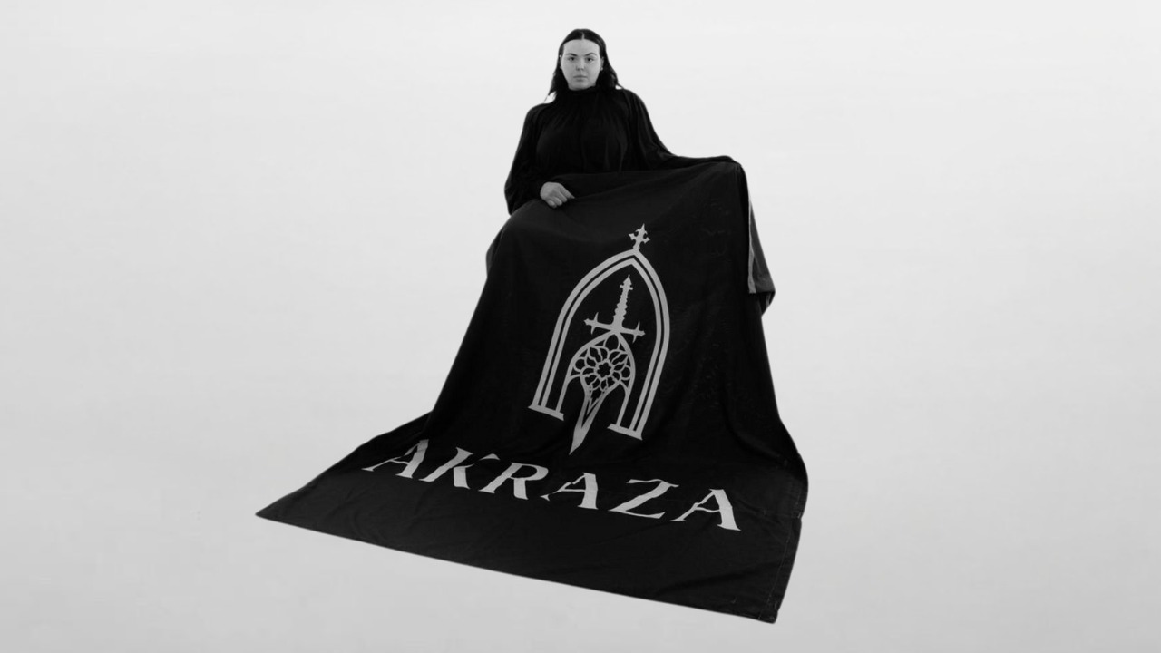 Julitka Tiutiunic fala sobre a AKRAZA, marca que nasceu para ser o oposto do consumo em massa