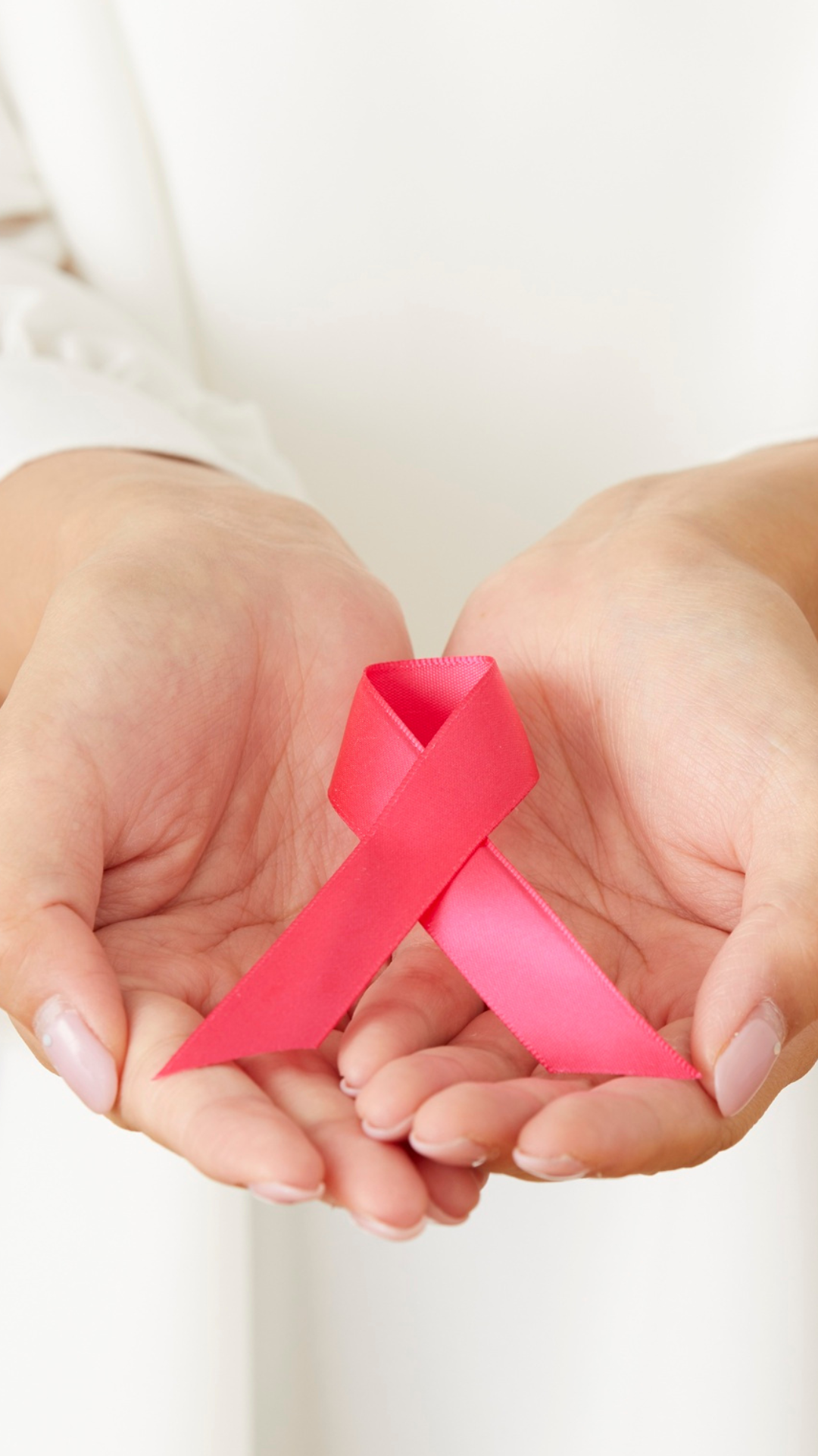Outubro Rosa: Saúde da mama começa com atenção à pele e hábitos saudáveis