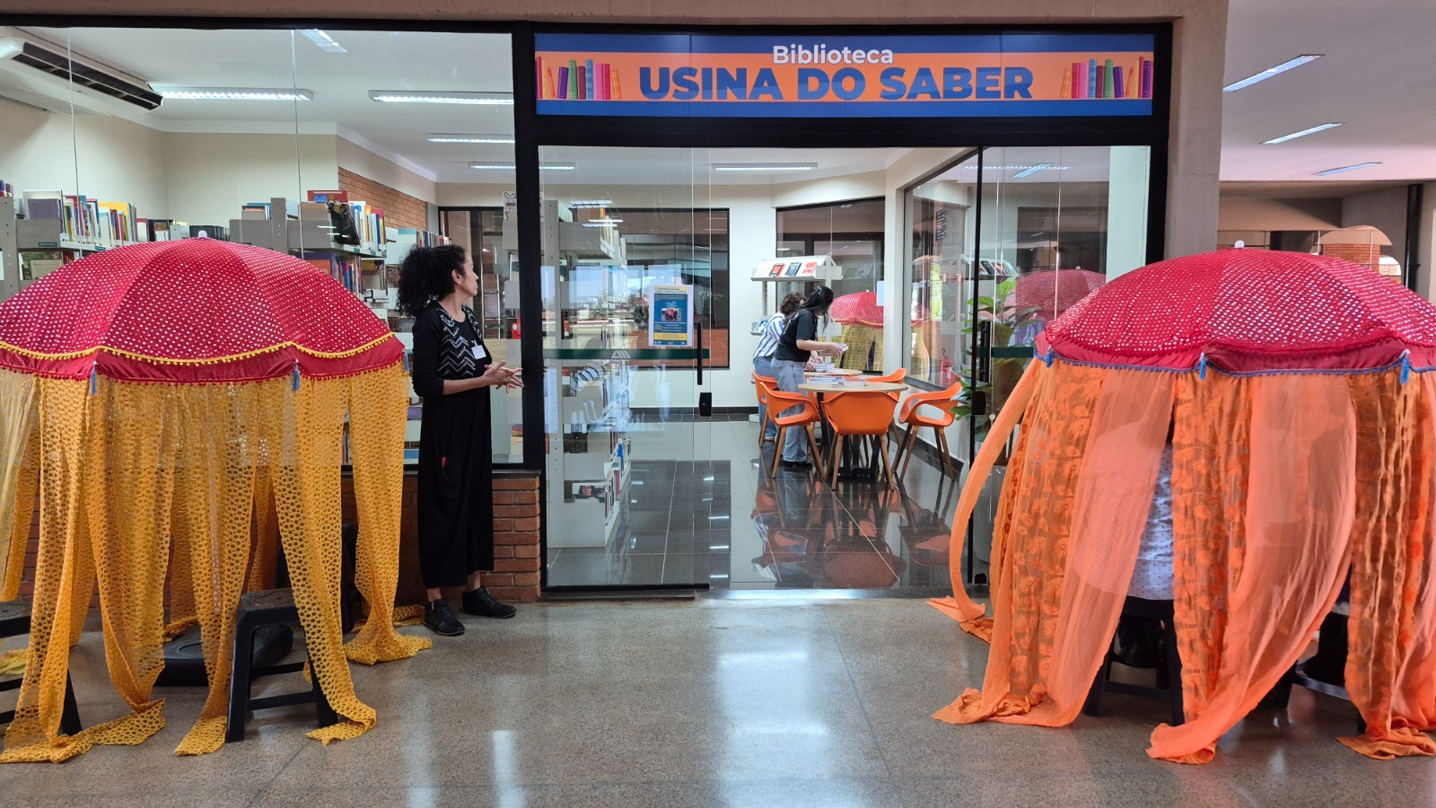 Fundação do Livro e Leitura leva intervenção artística para a biblioteca em São Joaquim da Barra