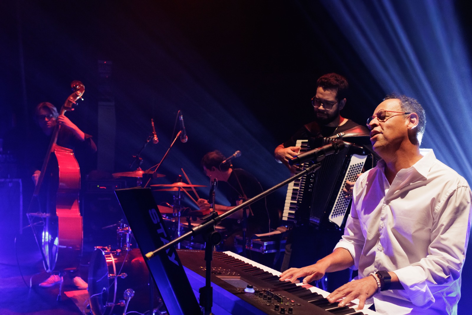 Dimi Zumquê lança novo álbum e retorna aos palcos com show no Theatro Pedro II