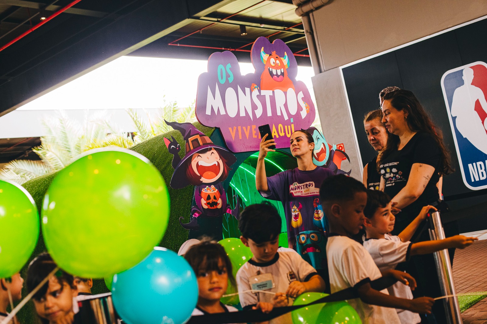 Santa Maria Outlet recebe alunos da rede pública em ação cultural durante o Mês das Crianças