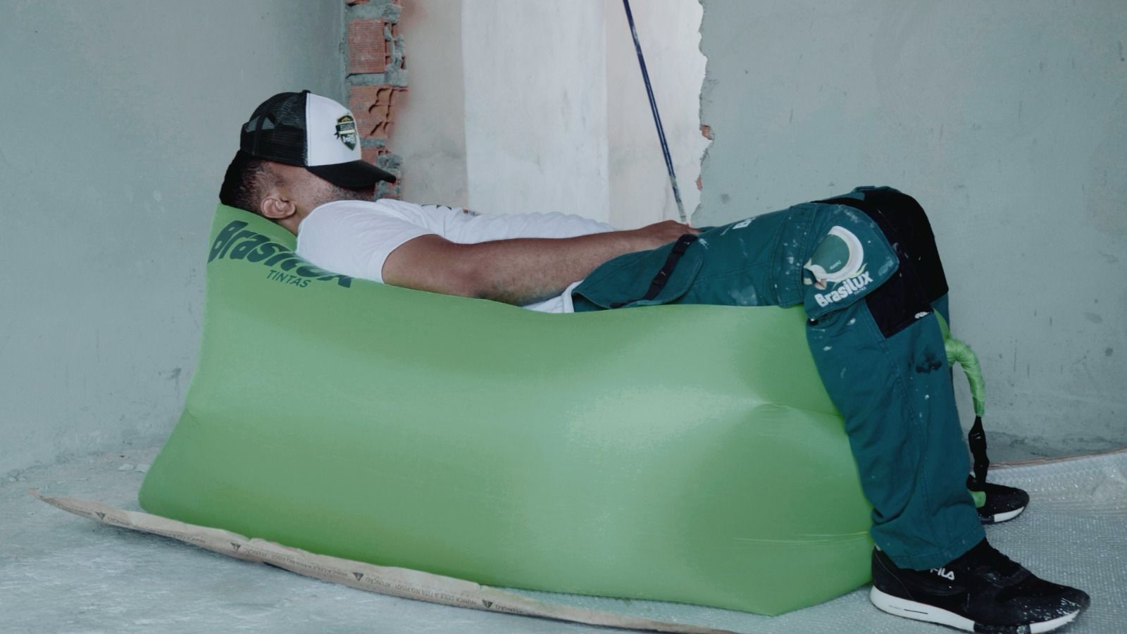 Bem-estar nas obras: Brasilux distribui sofá inflável para pintores