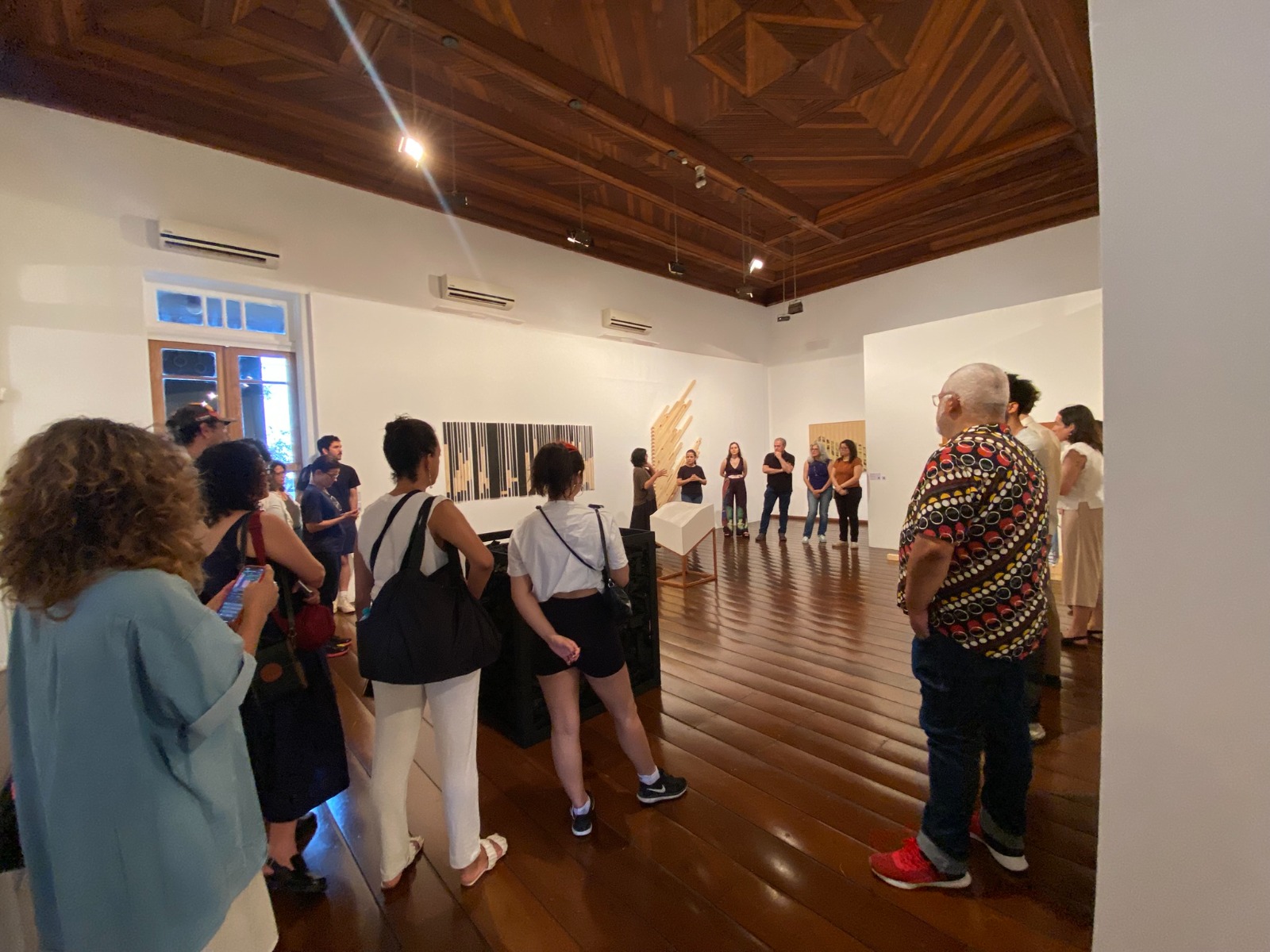 Arte, território e diálogo: público participa de visita guiada à exposição “Paisagem, mero artifício” no MARP