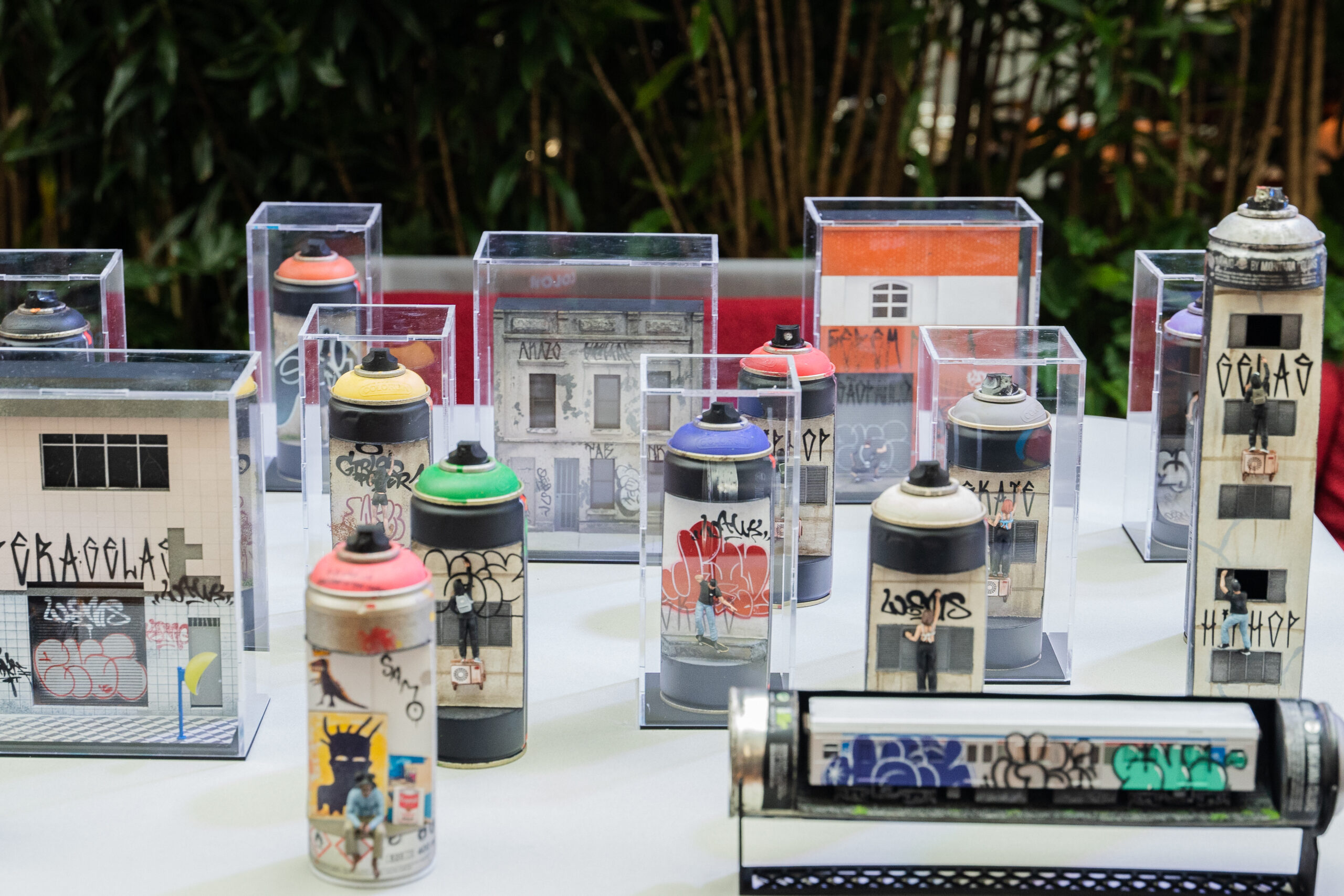 Artista ensina a transformar objetos descartados em arte e o mundo em miniatura em oficina no POW Festival 2025