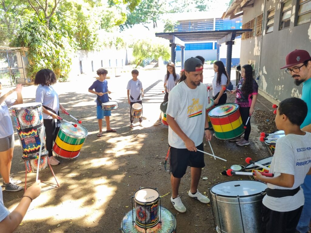 Projeto de percussão afro-brasileira realiza apresentações nas escolas Alfeu Gasparini e Hélio Lourenço nesta semana