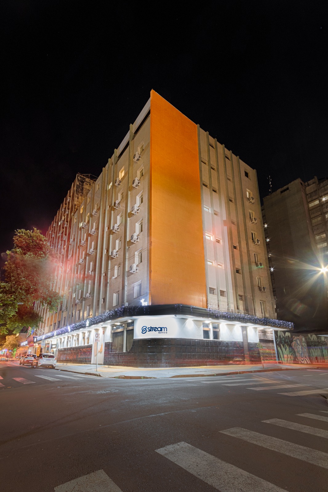 Stream Hotéis celebra a chegada de 2026 com festa assinada pelo Buffet Black Tie, decoração cenográfica e DJ