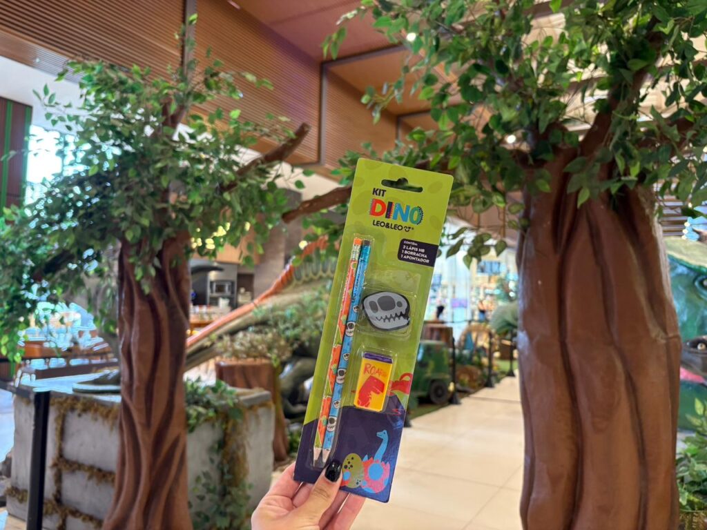 Franca Shopping presenteia clientes com kit escolar temático de dinossauros