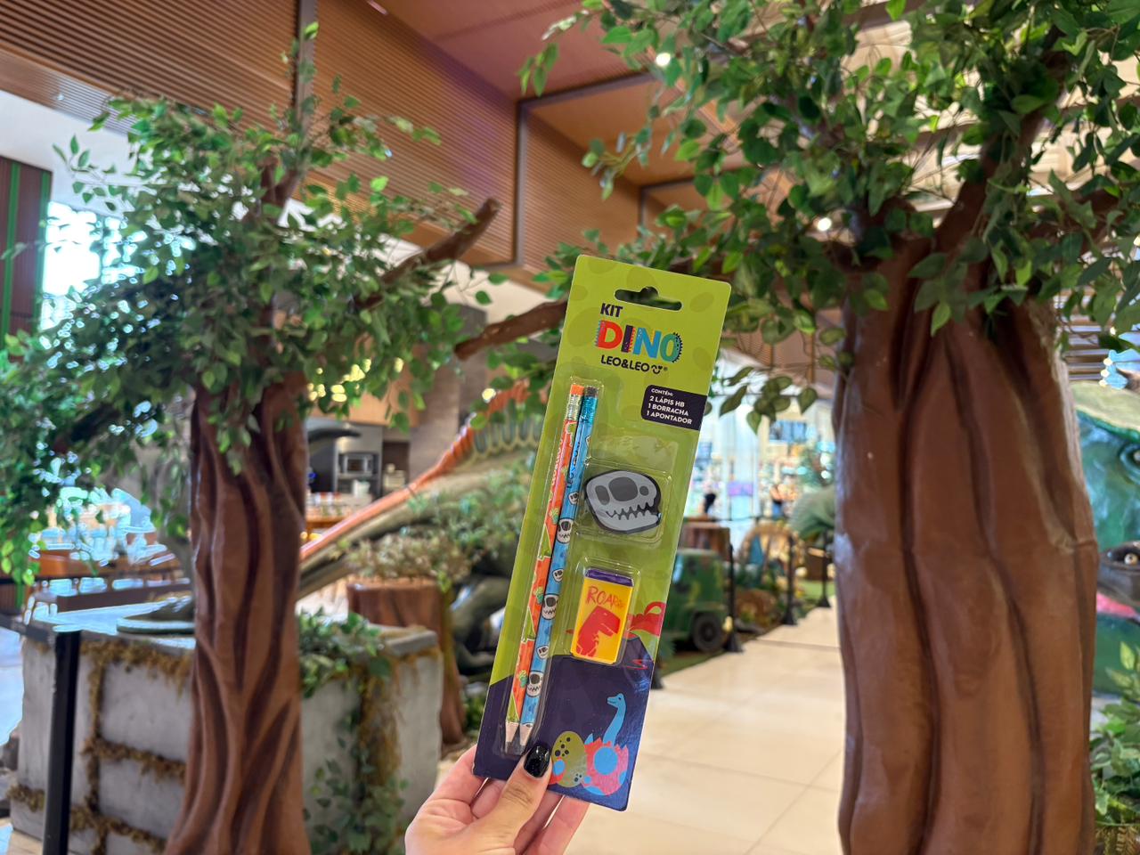 Franca Shopping presenteia clientes com kit escolar temático de dinossauros