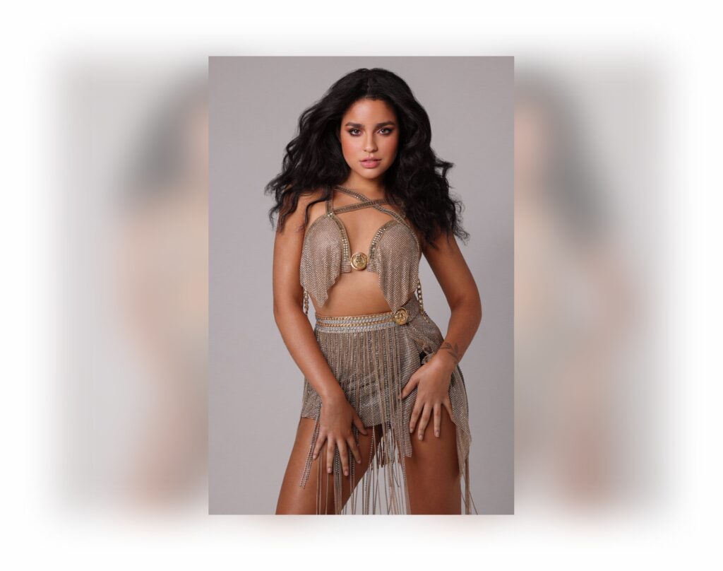 De CLT à musa em capa de revista: modelo Beatriz Stephany é apontada como musa do verão por Banana Magazine