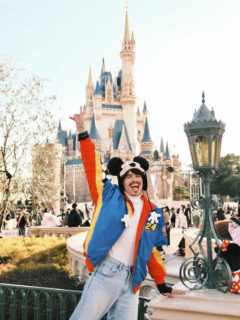 Bomtalvão curte férias no Japão e compartilha experiências culturais nasredes