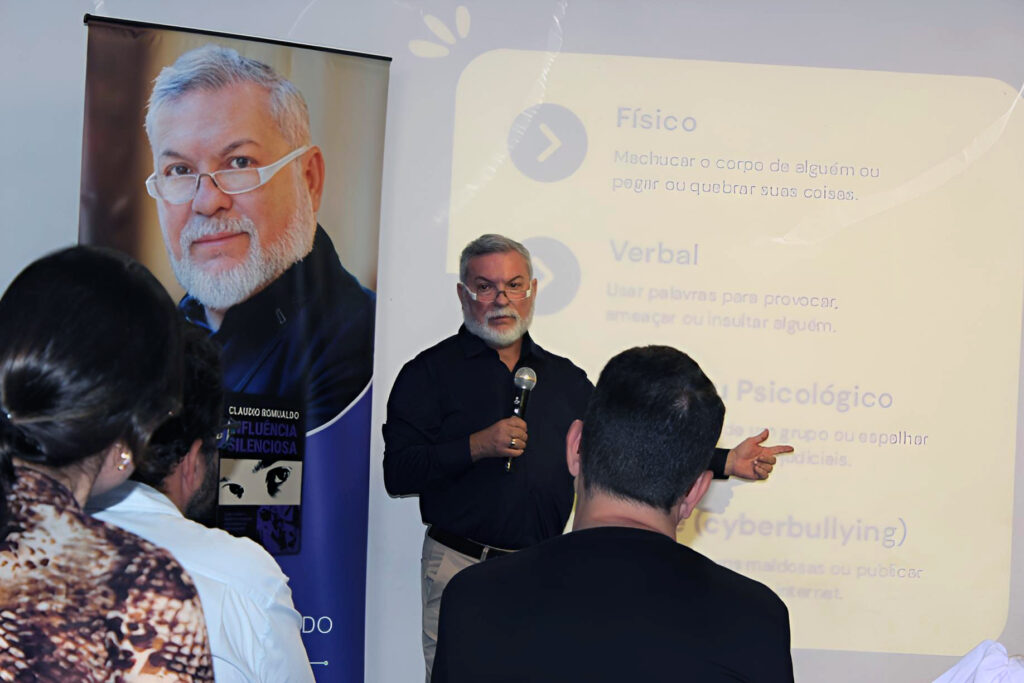 Professor Cláudio Romualdo promove palestra sobre bullying em escola de Serrana