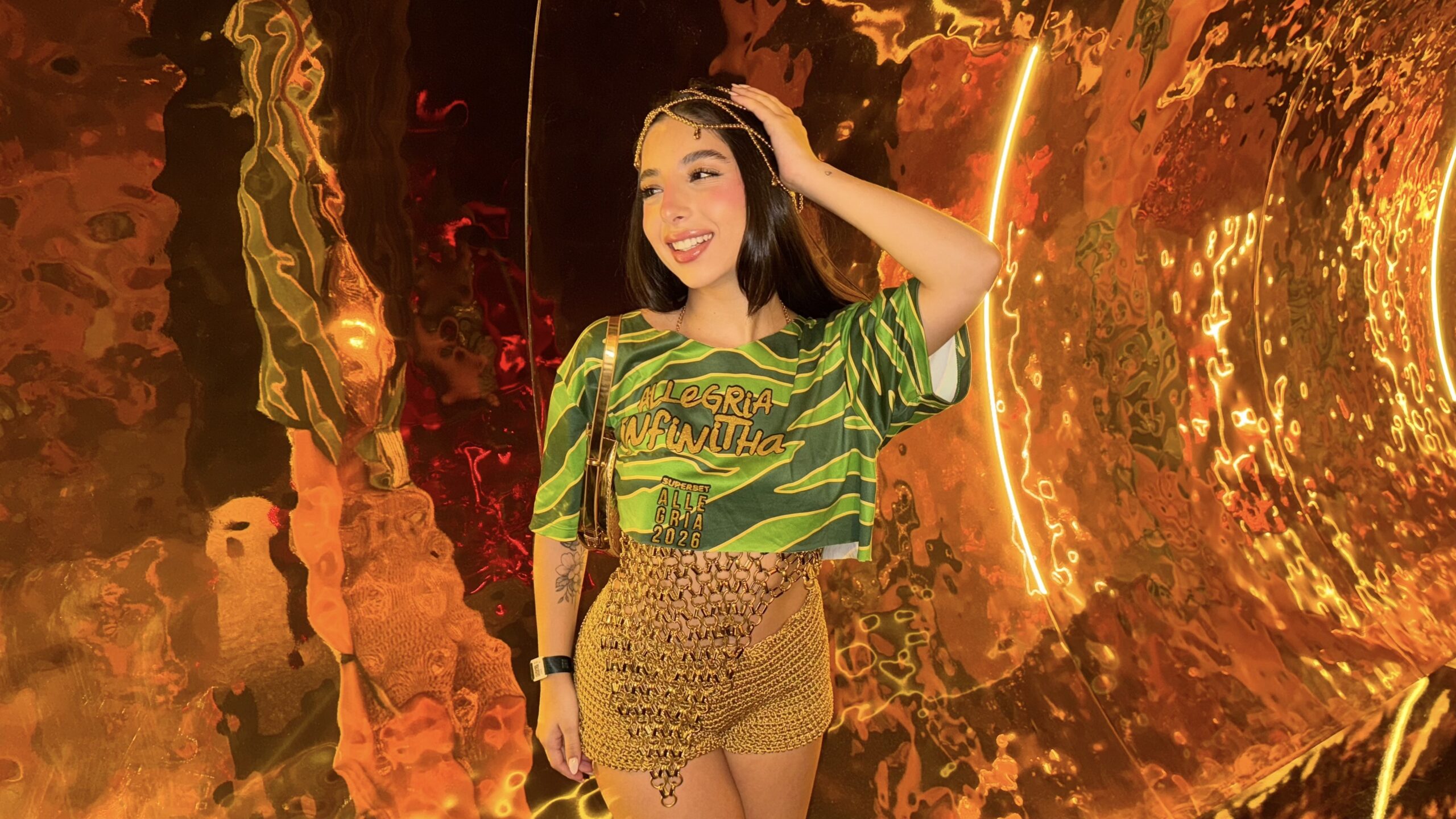 Taby vive primeira experiência na Sapucaí assistindo aos desfiles do Camarote Allegria