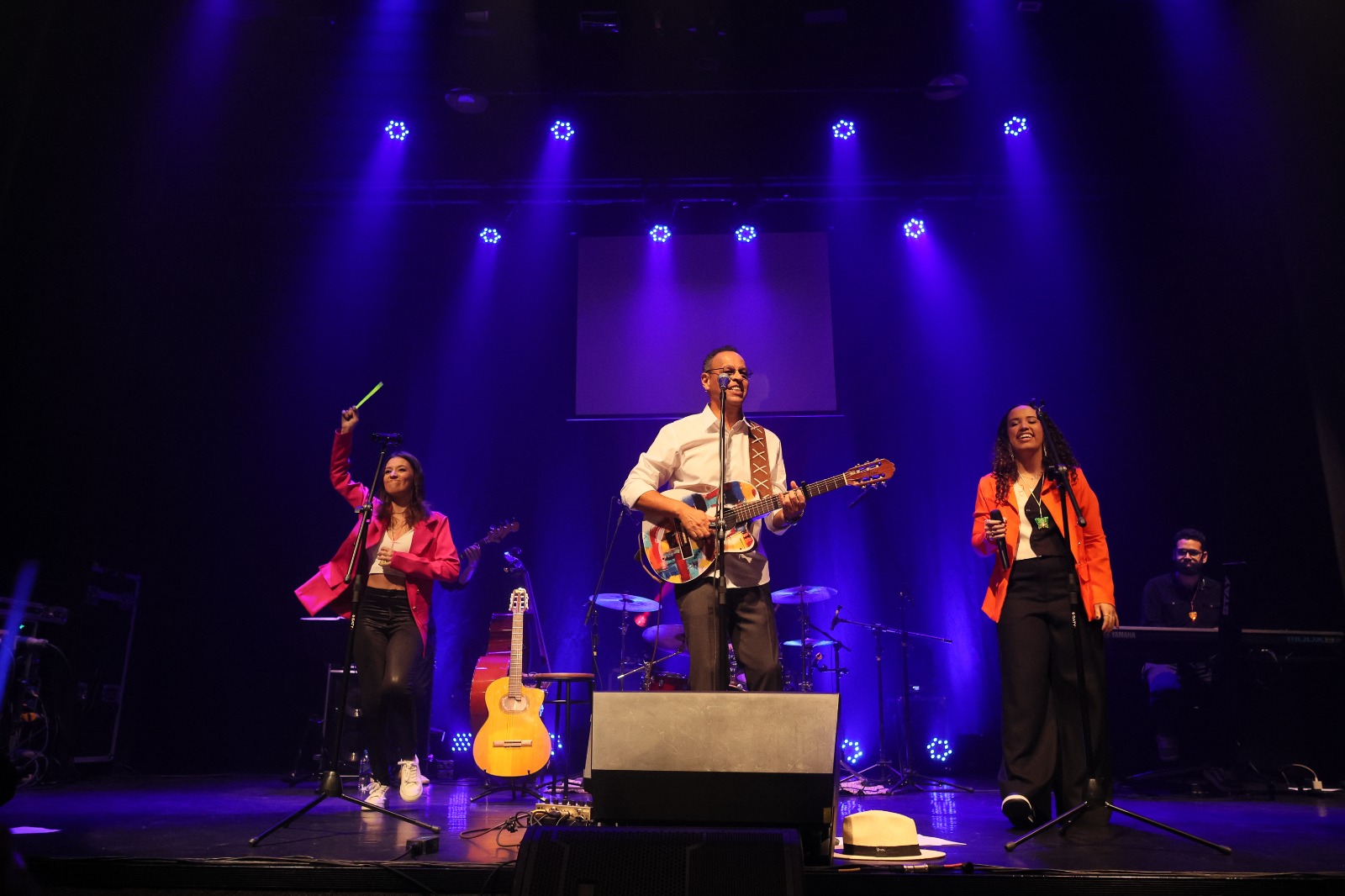 ZUMTHREE abre 2026 com show que transforma repertório em conversa de família