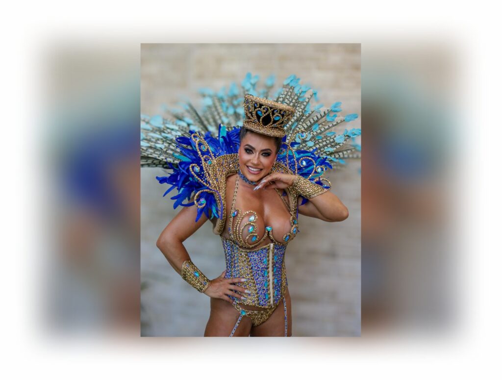 Rainha de bateria Adriana Santos eterniza na pele a força feminina celebrada pelo Império da Vila